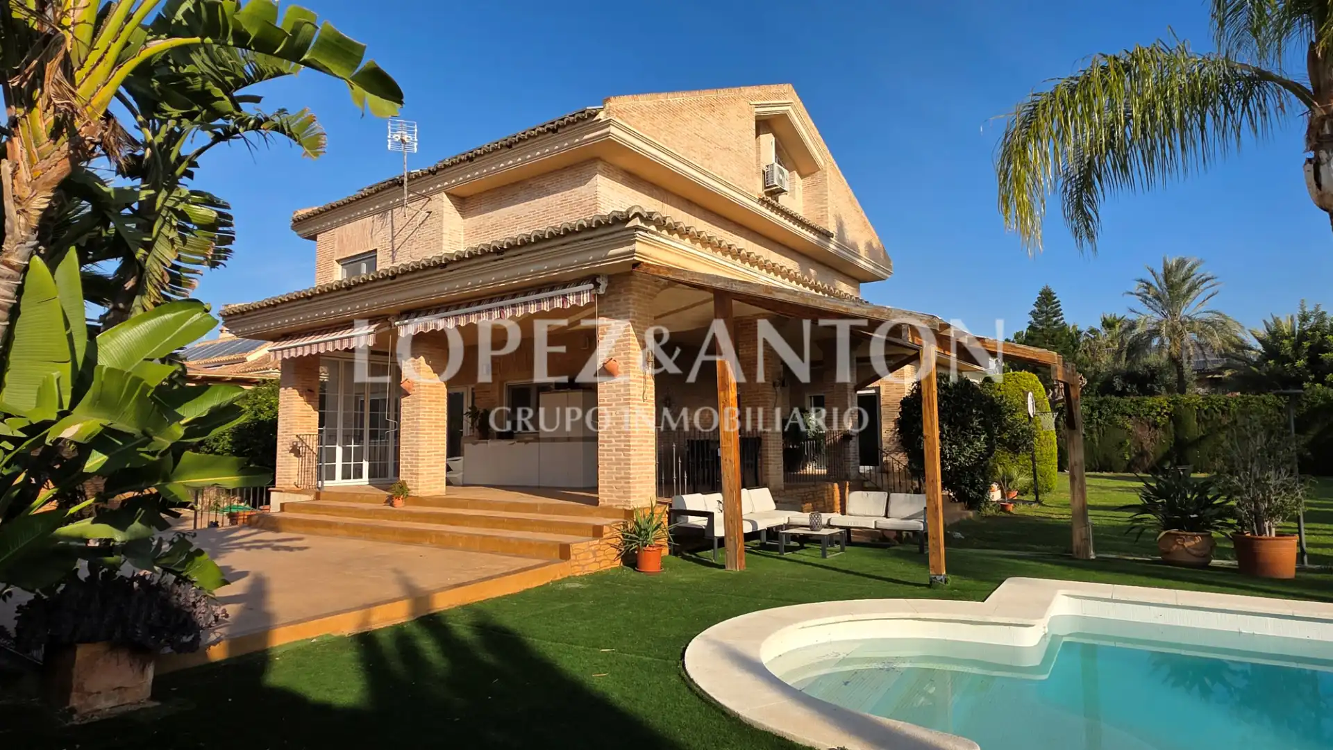 Außenansicht von Haus oder Chalet zum Verkauf in L'Eliana mit Klimaanlage, Heizung und Privatgarten