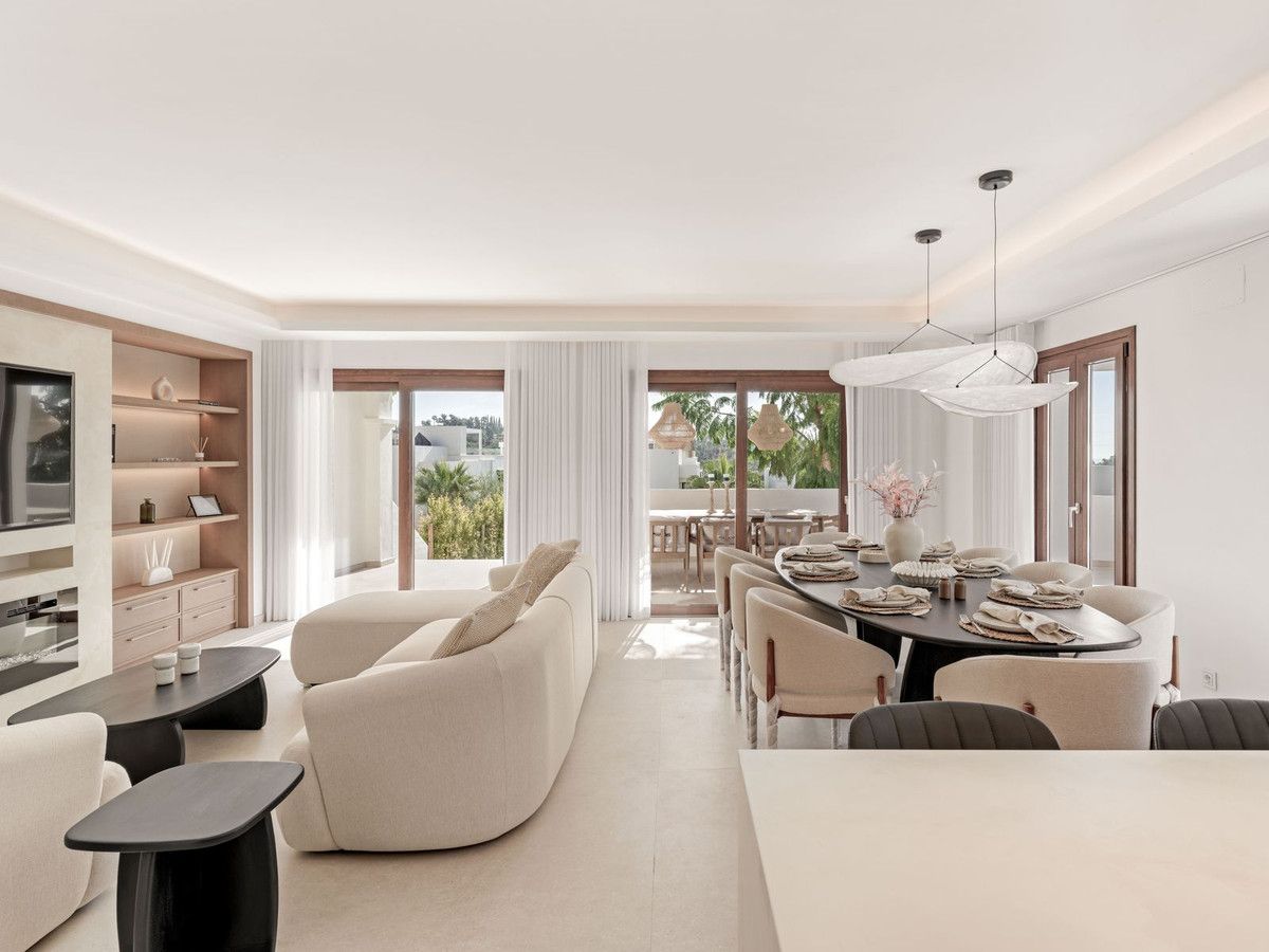 Menjador de Casa adosada en venda en Estepona amb Aire condicionat, Jardí privat i Terrassa