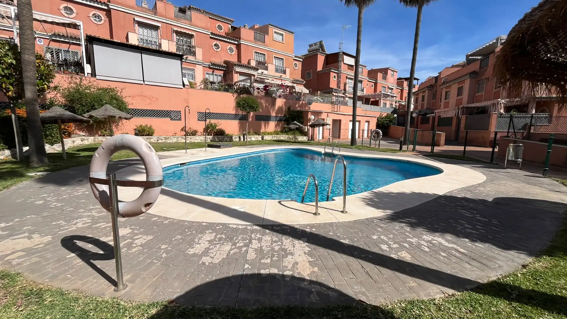 Piscina de Casa adosada en venda en Málaga amb Aire condicionat, Calefacció i Jardí privat
