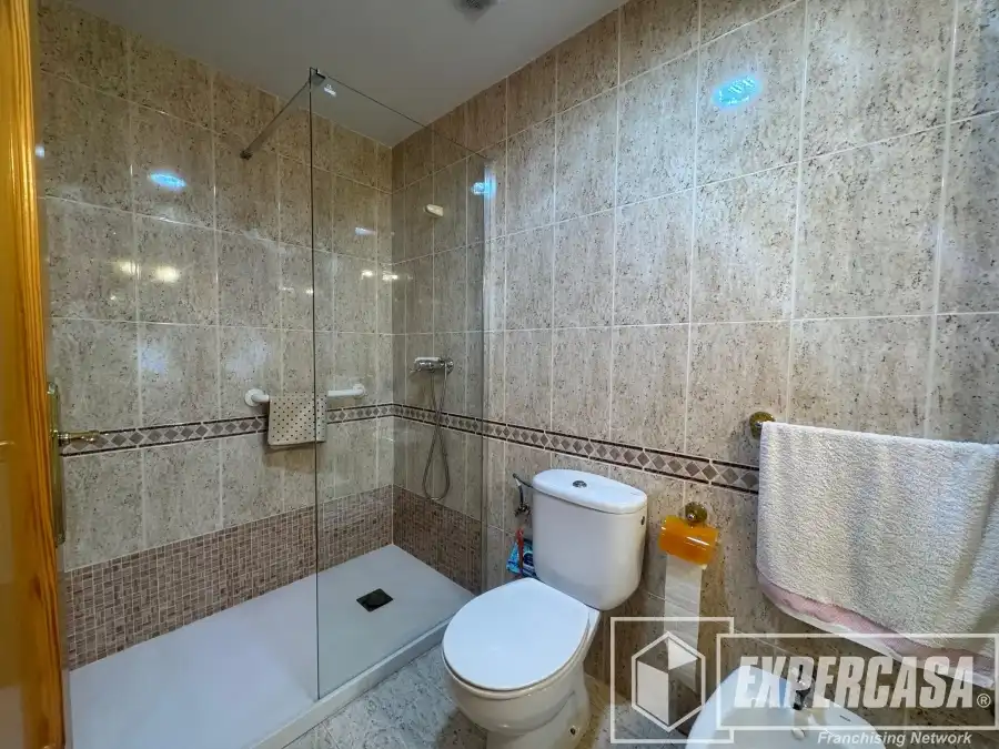 Bathroom of Flat for sale in Albal  with Air Conditioner, Terrace and Storage room