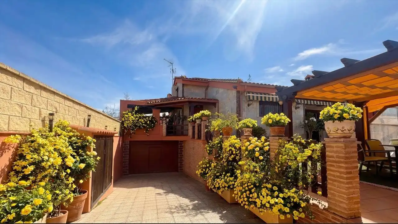 Vista exterior de Casa o xalet en venda en Valdepeñas amb Aire condicionat, Calefacció i Traster