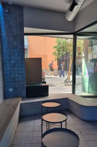 Vista exterior de Local en traspaso en Madrid con Aire acondicionado, Calefacción y Amueblado