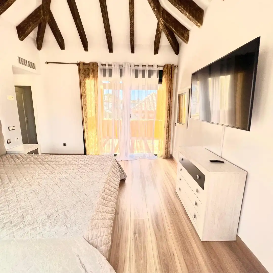 Schlafzimmer von Dachboden zur Miete in Estepona mit Klimaanlage, Terrasse und Schwimmbad