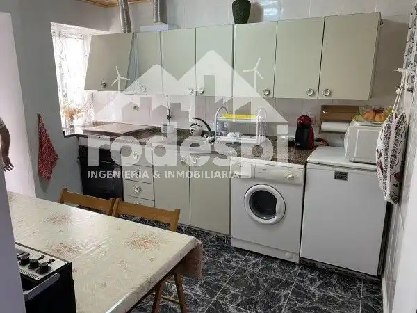 Cuina de Casa adosada en venda en Crecente amb Calefacció, Traster i Moblat