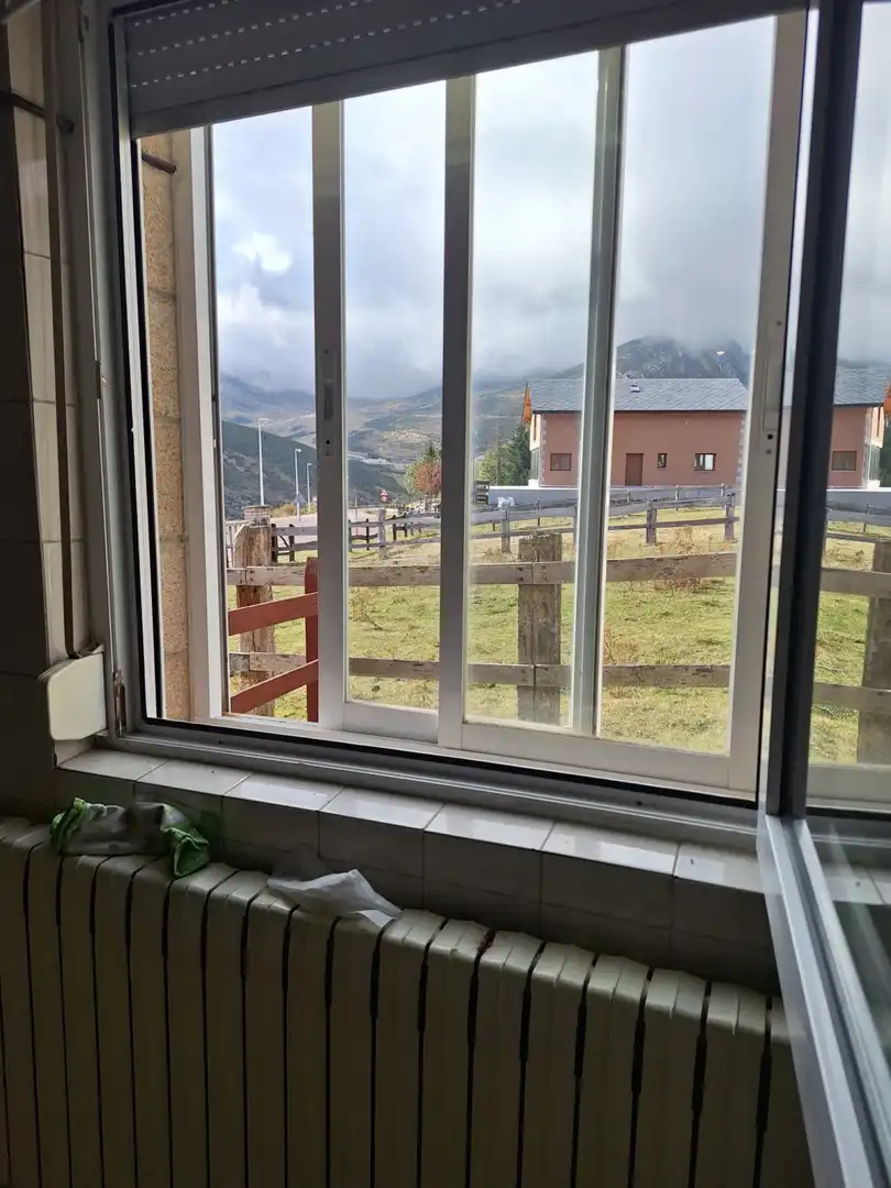 Vista exterior de Casa adosada en venda en Hermandad de Campoo de Suso amb Jardí privat