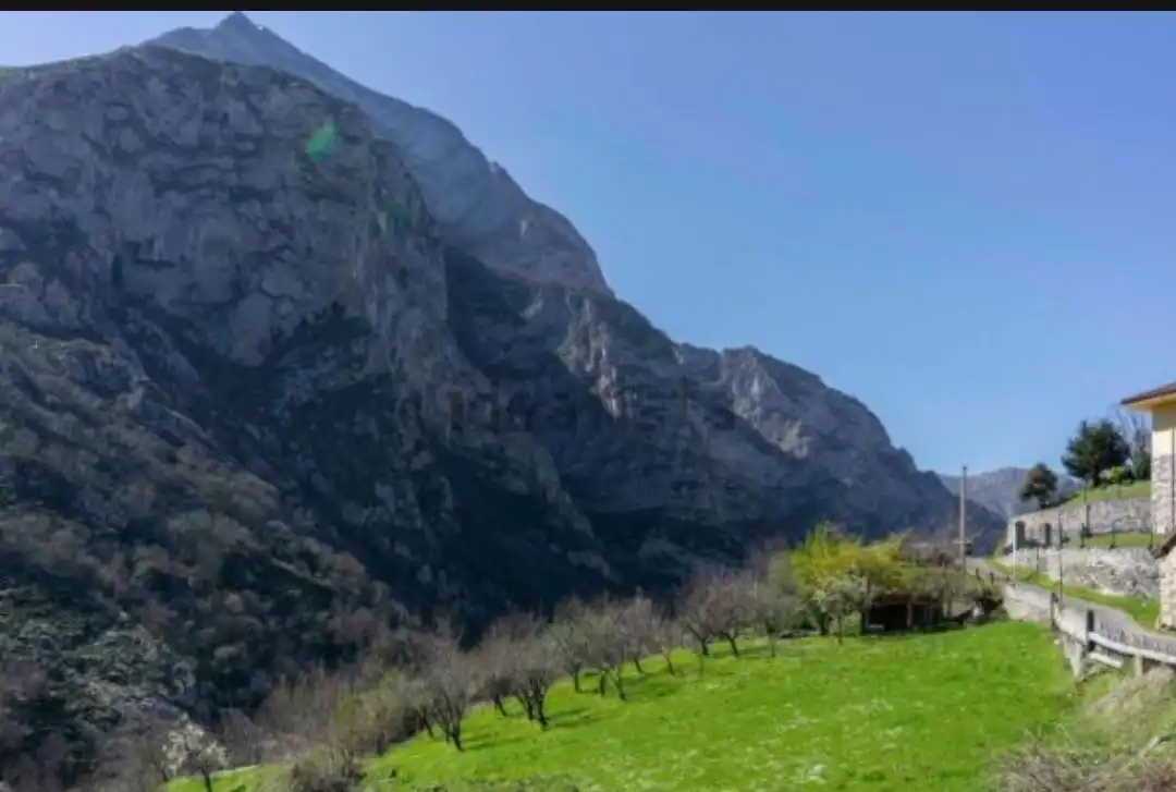 Vista exterior de Casa o xalet en venda en Oseja de Sajambre amb Calefacció, Jardí privat i Parquet