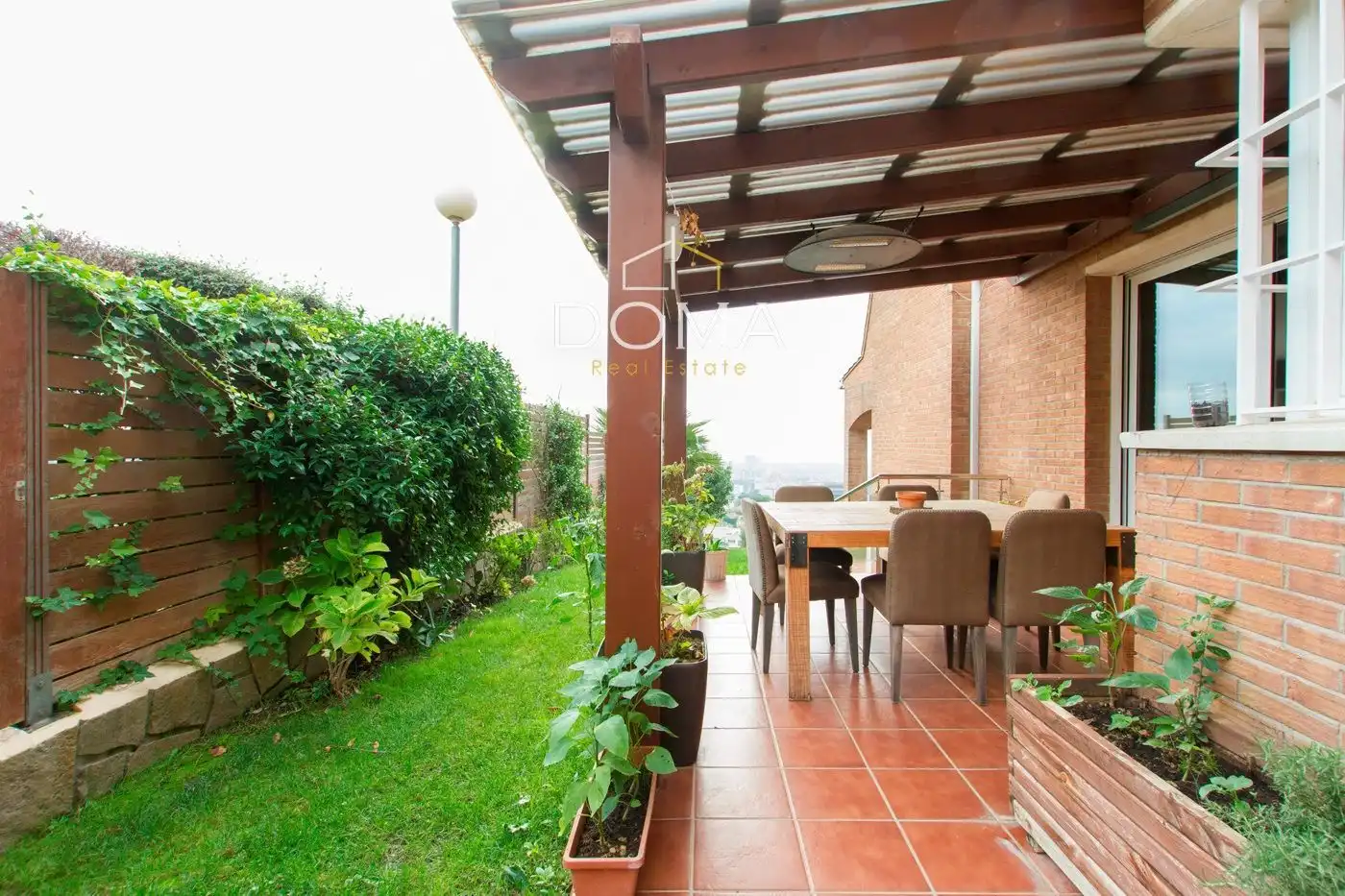 Jardín de Casa adosada en venta en Esplugues de Llobregat con Aire acondicionado, Calefacción y Terraza