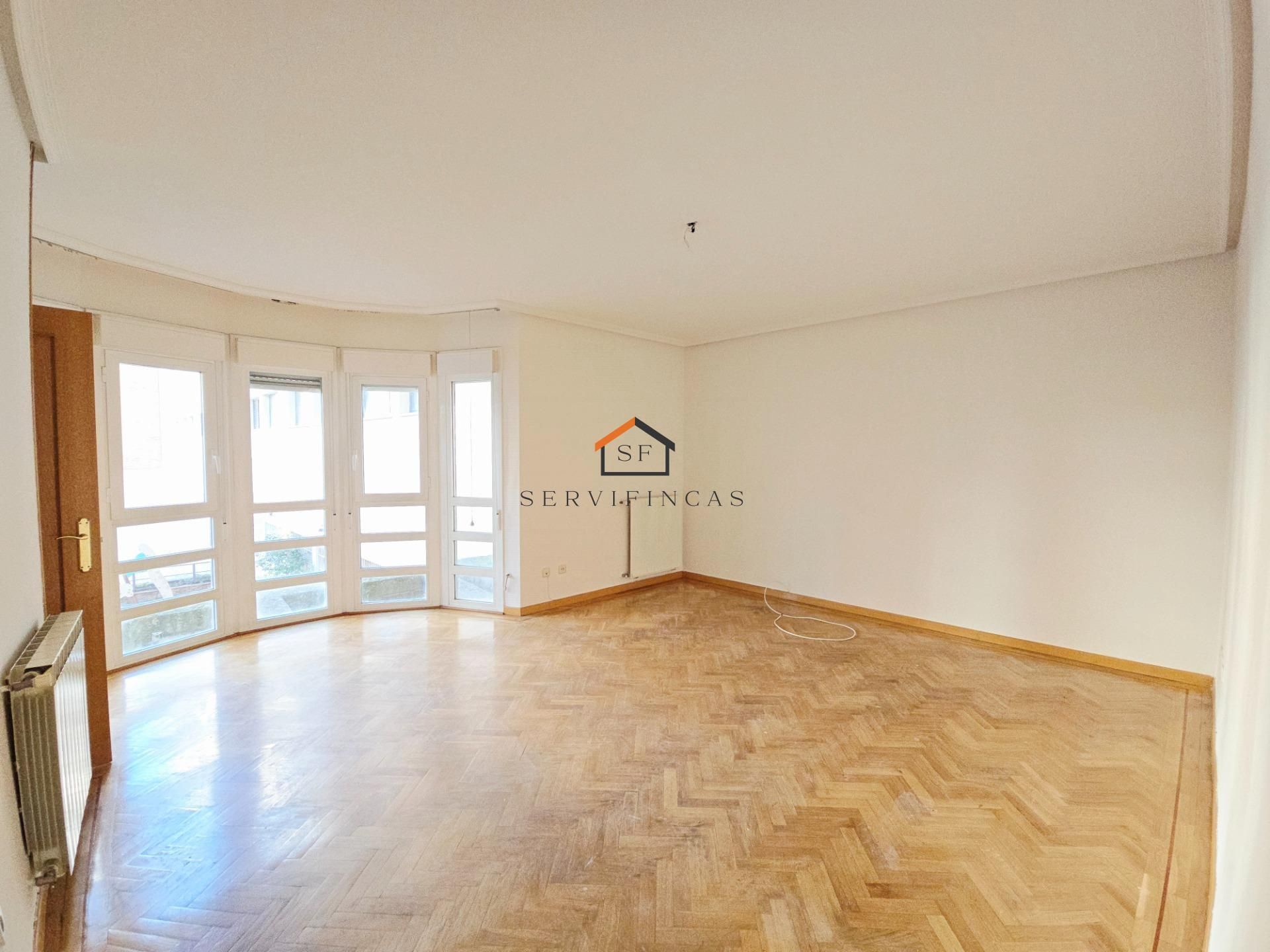 Sala d'estar de Pis en venda en  Madrid Capital amb Calefacció, Parquet i Traster