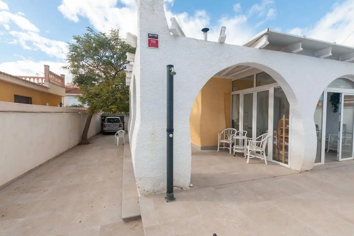 Vista exterior de Casa o chalet en venta en Torrevieja con Aire acondicionado, Terraza y Trastero