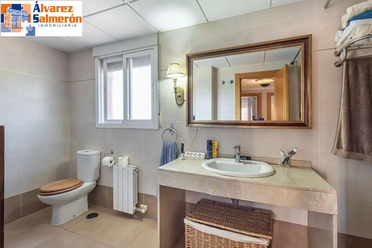 Baño de Casa adosada en venta en Huétor Vega con Aire acondicionado, Terraza y Trastero