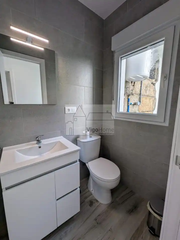 Bathroom of Flat for rent in Vigo   with Heating, Terrace and Storage room