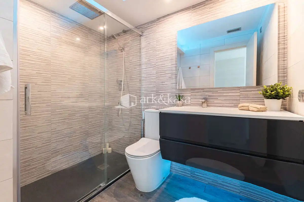 Badezimmer von Wohnung zum Verkauf in Valencia mit Klimaanlage, Abstellraum und Ofen
