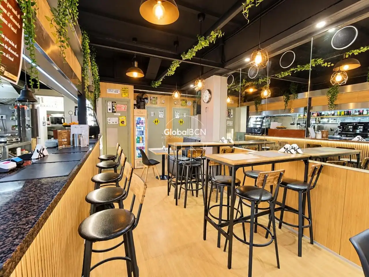 Business premises for transfer in calle de Pau Alsina, imagen 2