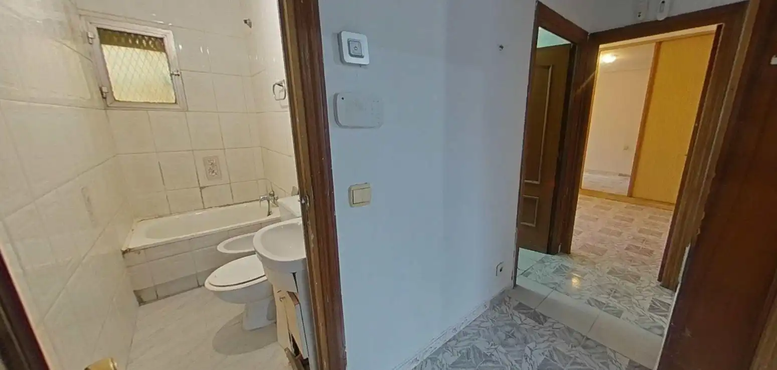 Bathroom of Flat for sale in Madrid