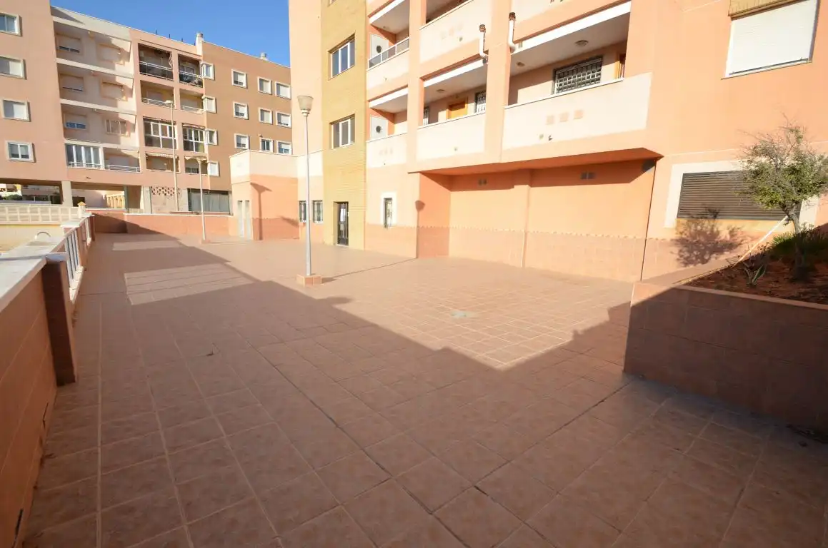 Vista exterior de Piso de alquiler en Roquetas de Mar con Terraza, Amueblado y Piscina comunitaria