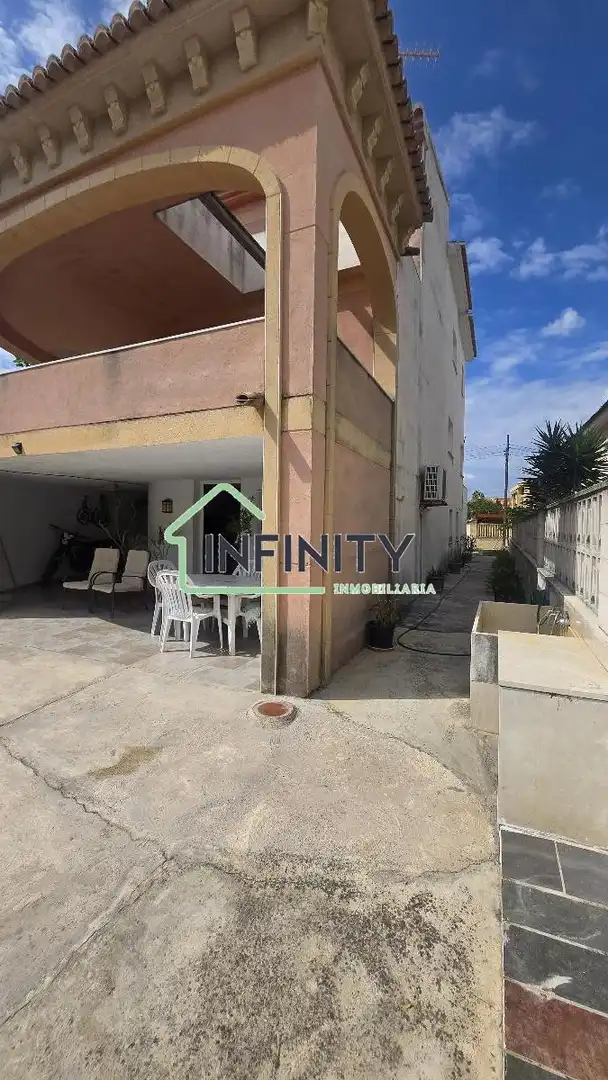 Vista exterior de Casa o xalet en venda en Oliva amb Aire condicionat, Terrassa i Traster