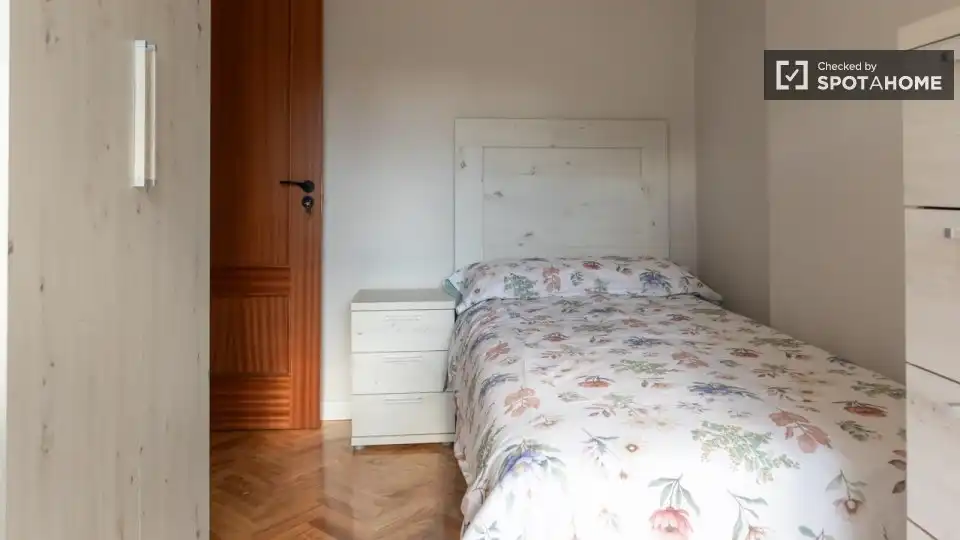 Bedroom of Flat for rent in Madrid  with Air Conditioner, Heating and Furnished