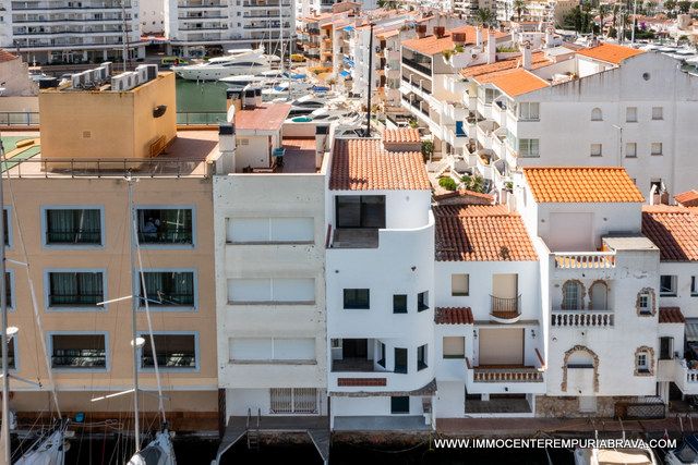 Vista exterior de Casa o xalet en venda en Empuriabrava amb Aire condicionat, Calefacció i Terrassa