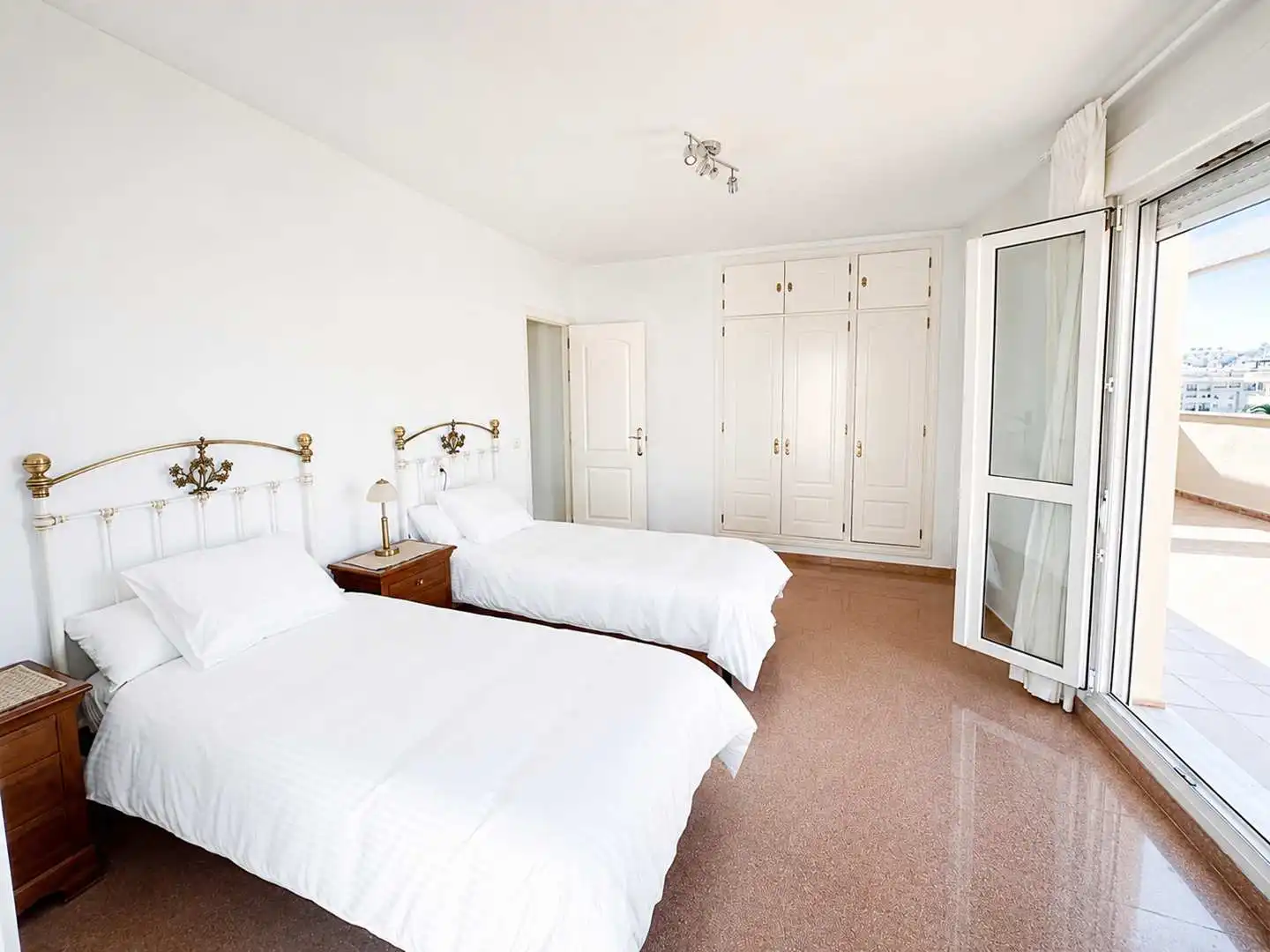 Schlafzimmer von Dachboden zur Miete in Manilva mit Klimaanlage, Terrasse und Möbliert