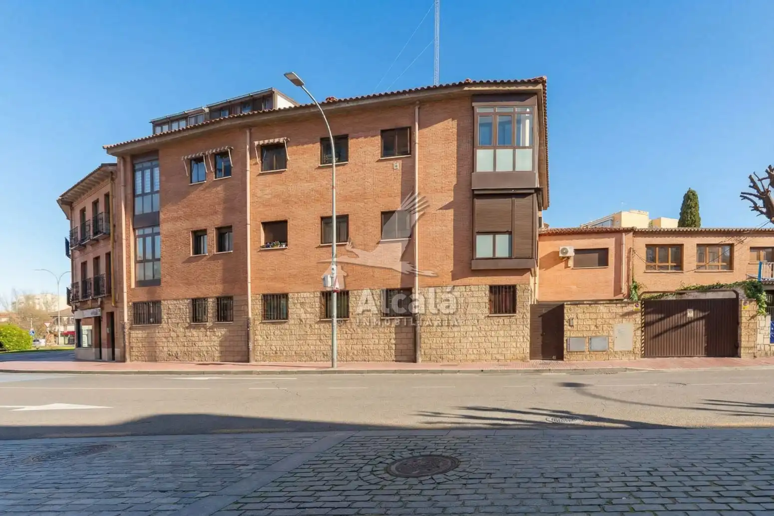 Vista exterior de Pis en venda en Alcalá de Henares amb Calefacció