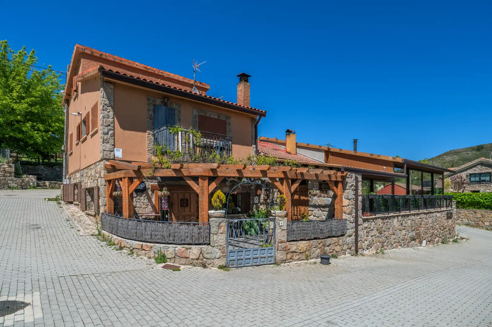 Vista exterior de Local en venta en Santa María de la Alameda con Calefacción, Amueblado y Alarma