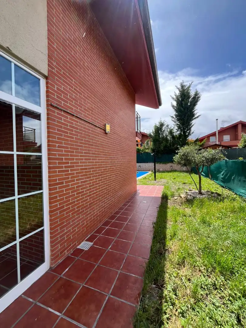 Piscina de Casa adosada en venda en Renedo de Esgueva amb Calefacció, Jardí privat i Parquet
