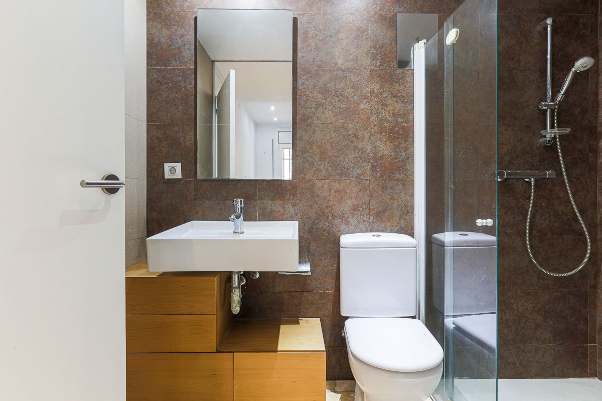 Bathroom of Flat for sale in  Barcelona Capital  with Air Conditioner and Heating