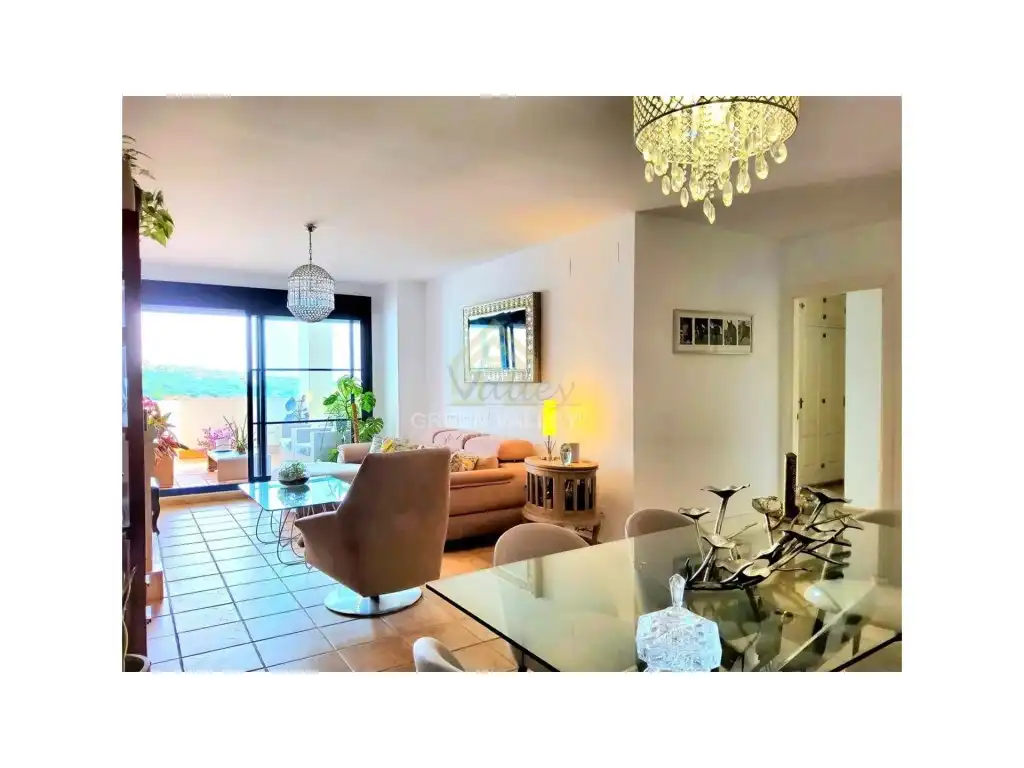 Wohnzimmer von Wohnung zum Verkauf in La Alcaidesa mit Klimaanlage, Privatgarten und Terrasse
