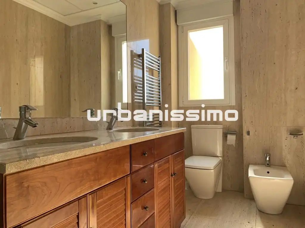 Badezimmer von Wohnung zur Miete in Madrid mit Klimaanlage und Heizung