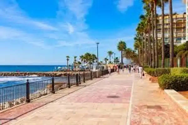 Vista exterior de Dúplex en venda en Marbella amb Aire condicionat i Balcó