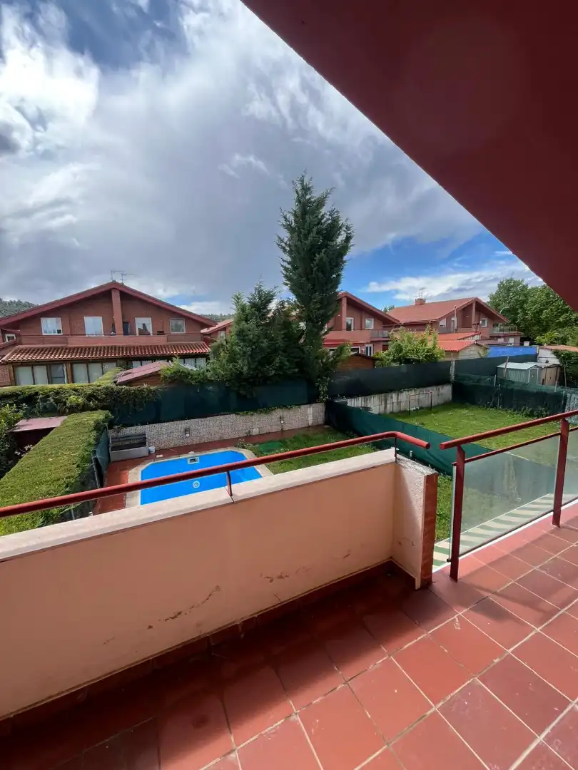 Piscina de Casa adosada en venda en Renedo de Esgueva amb Calefacció, Jardí privat i Parquet