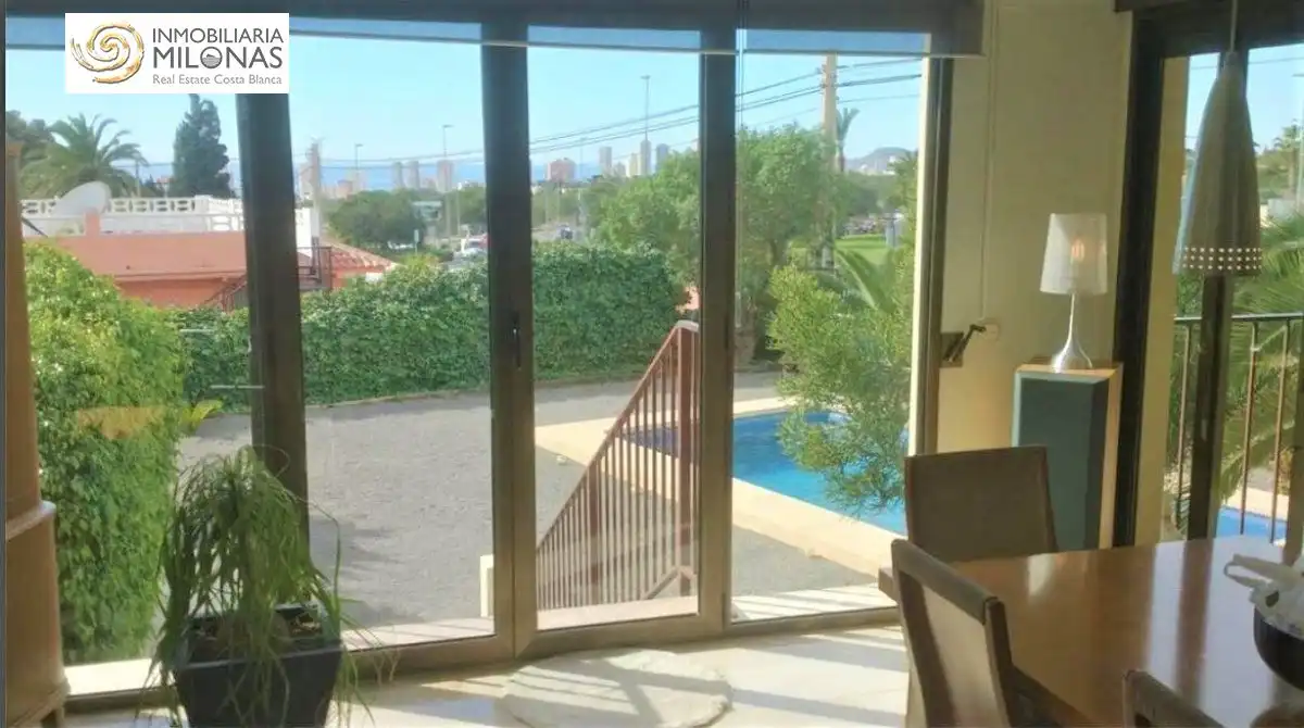 Vista exterior de Casa o xalet en venda en Benidorm amb Aire condicionat, Calefacció i Jardí privat