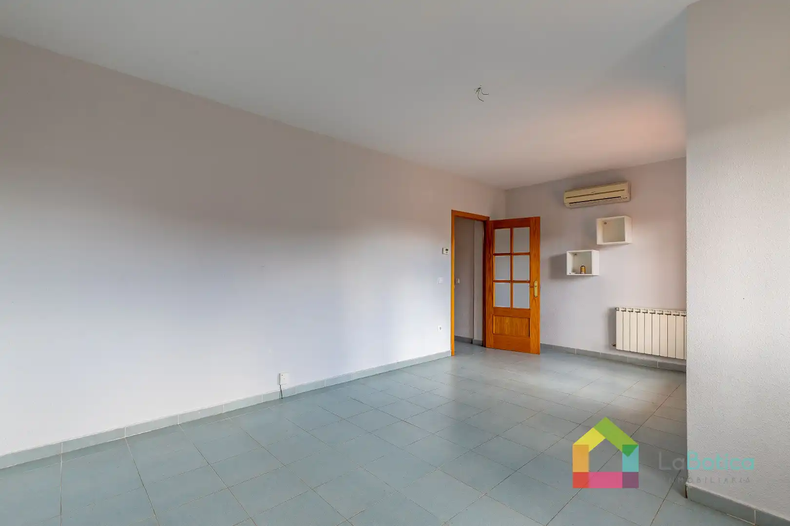 Sala de estar de Casa adosada en venta en Burguillos de Toledo con Calefacción, Jardín privado y Terraza