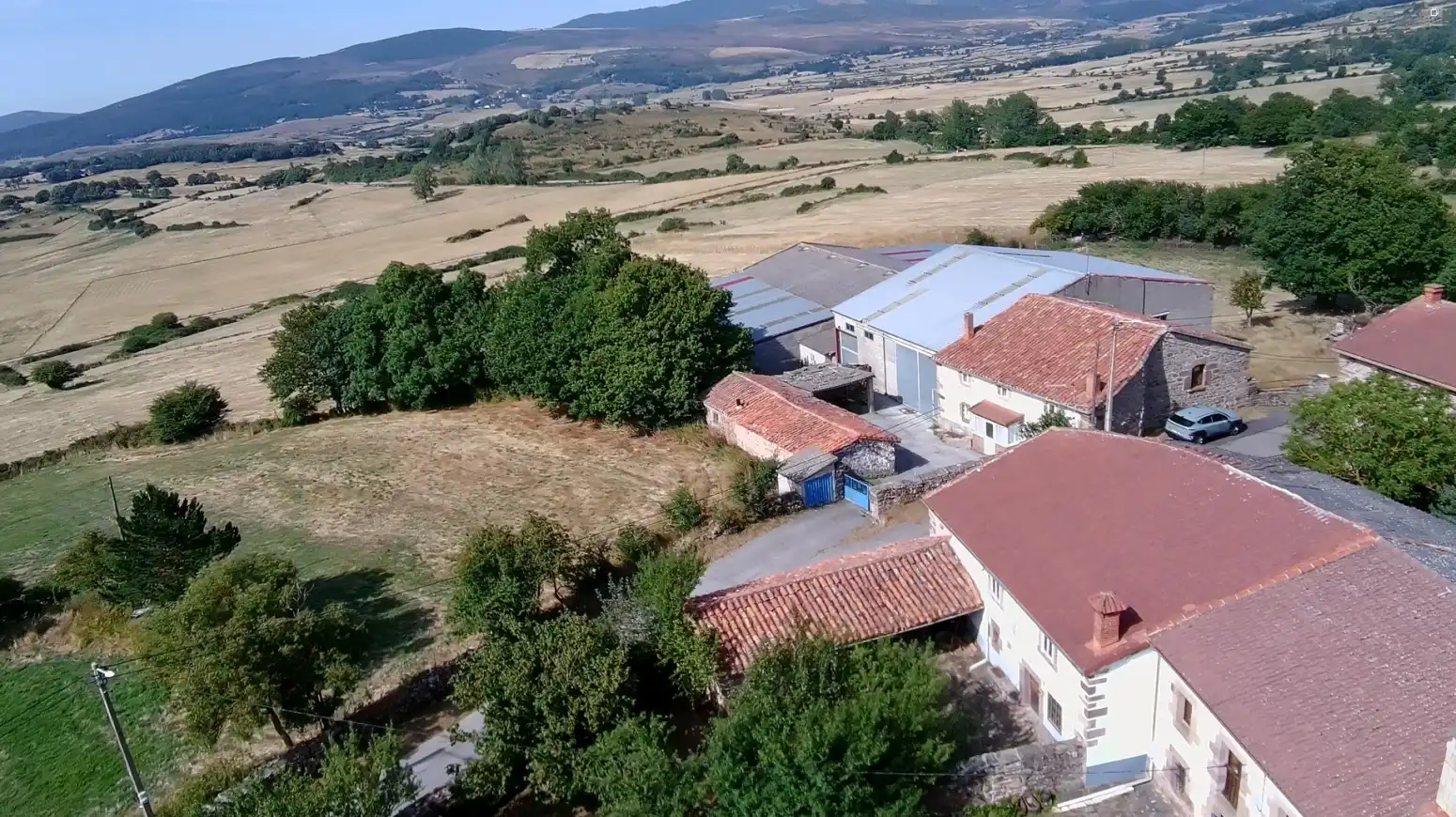 Vista exterior de Casa adosada en venda en Valdeolea amb Jardí privat