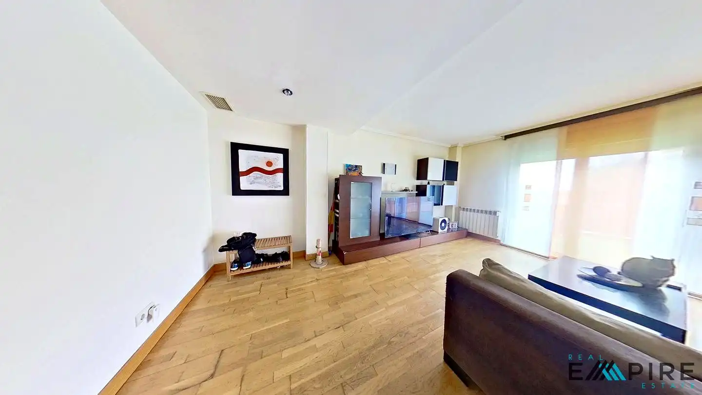 Sala d'estar de Casa adosada en venda en Parla amb Aire condicionat, Calefacció i Jardí privat