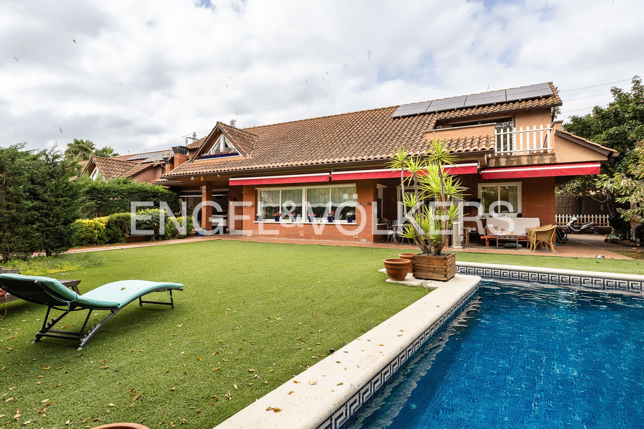 Exterior view of House or chalet for sale in Sant Cugat del Vallès  with Air Conditioner, Heating and Private garden