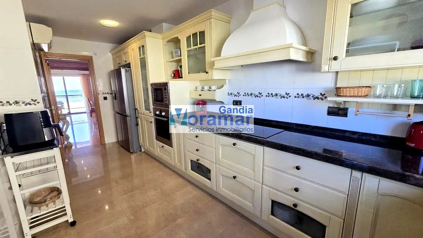 Cuina de Apartament de lloguer en Gandia amb Aire condicionat, Terrassa i Moblat
