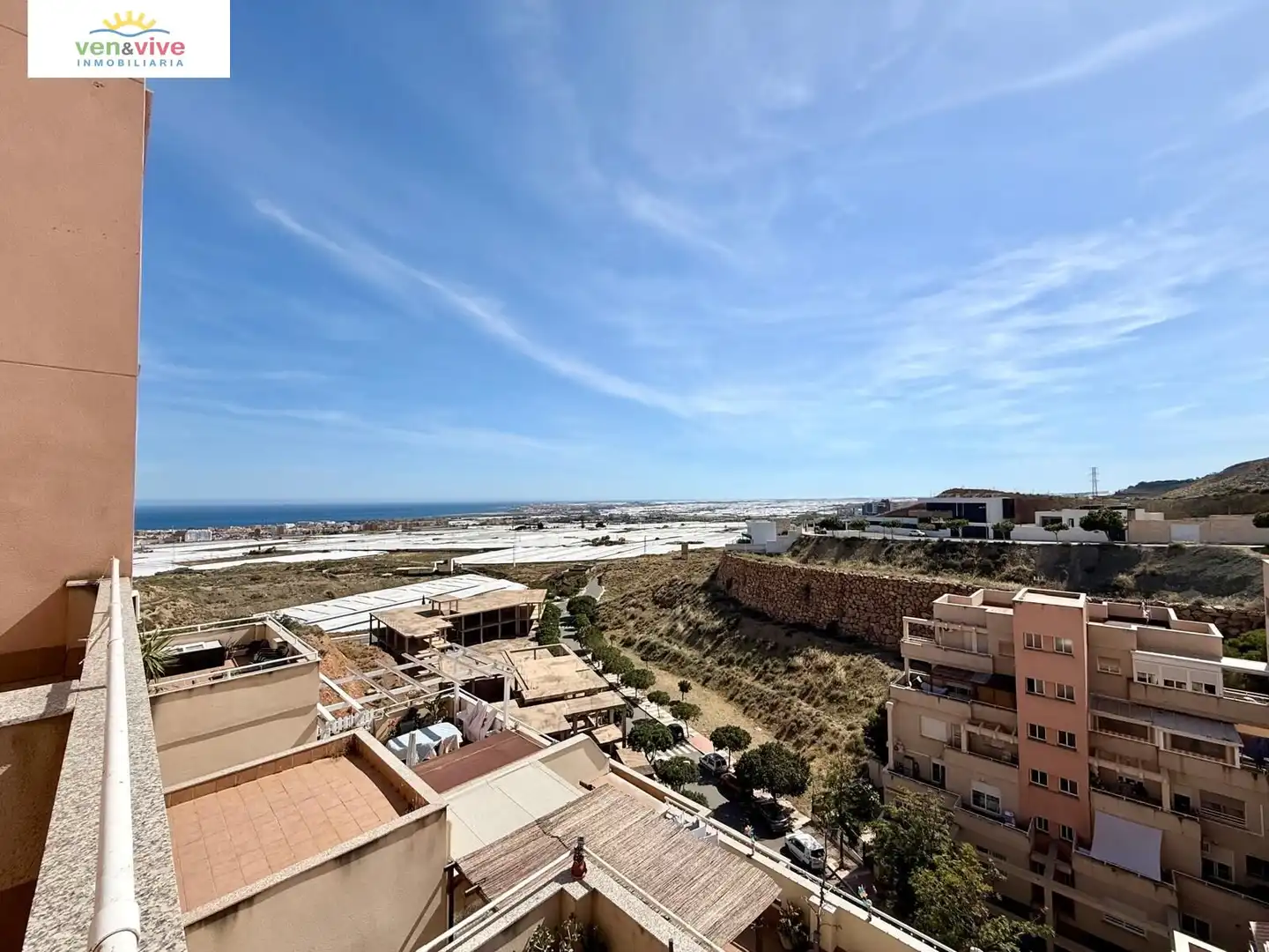 Vista exterior de Pis en venda en Roquetas de Mar amb Aire condicionat, Terrassa i Piscina comunitària