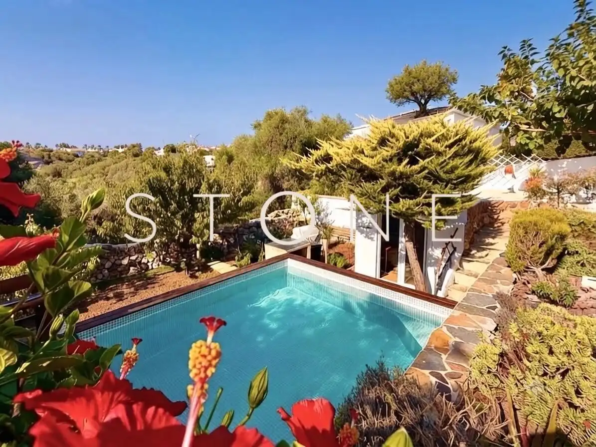 Casa con piscina in vendita a Cala Blanca