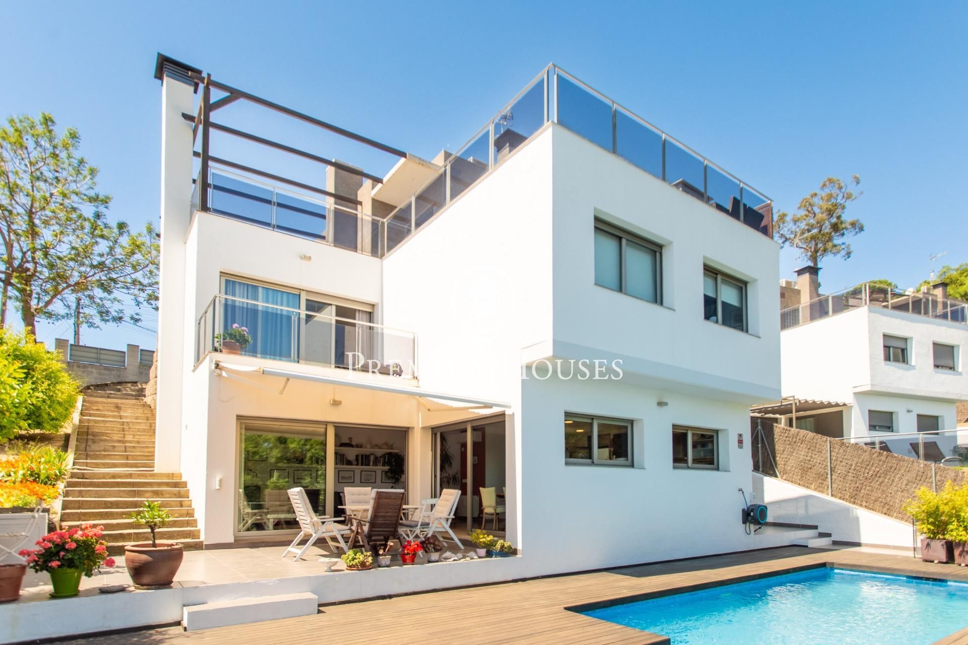 Vista exterior de Casa o xalet en venda en Sant Cebrià de Vallalta amb Aire condicionat, Calefacció i Jardí privat