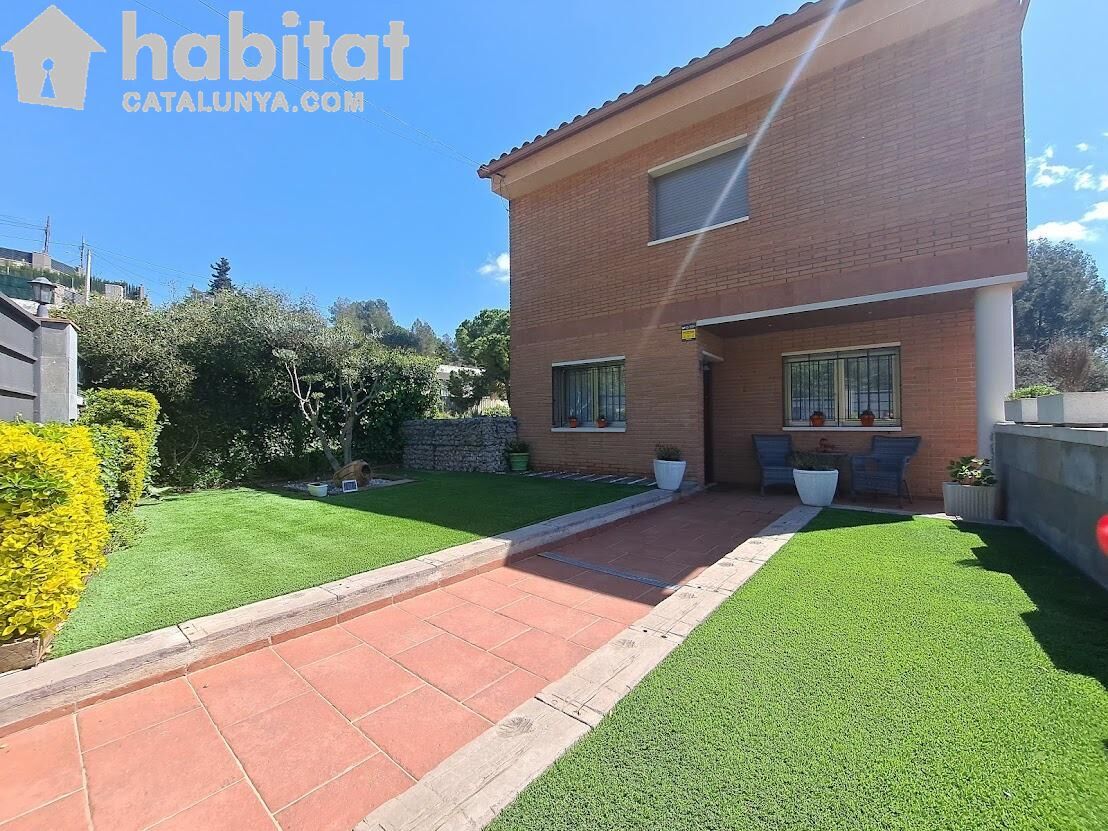 Vista exterior de Casa o xalet en venda en Sant Esteve Sesrovires amb Aire condicionat, Calefacció i Jardí privat