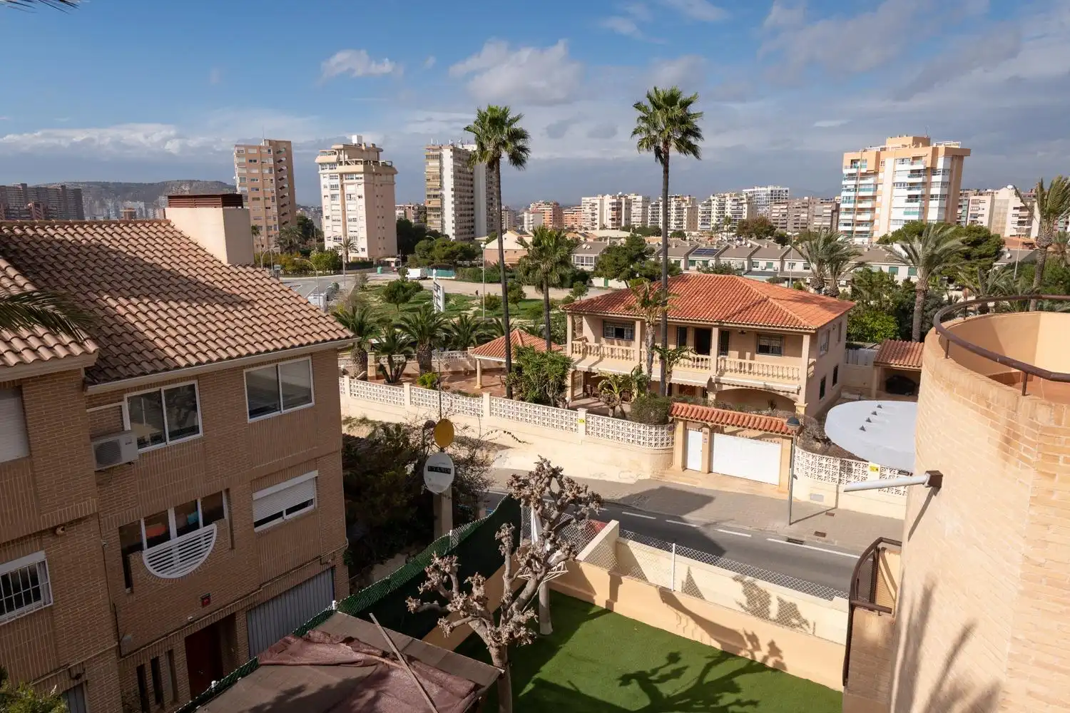 Vista exterior de Casa adosada en venda en Alicante / Alacant amb Aire condicionat, Calefacció i Jardí privat