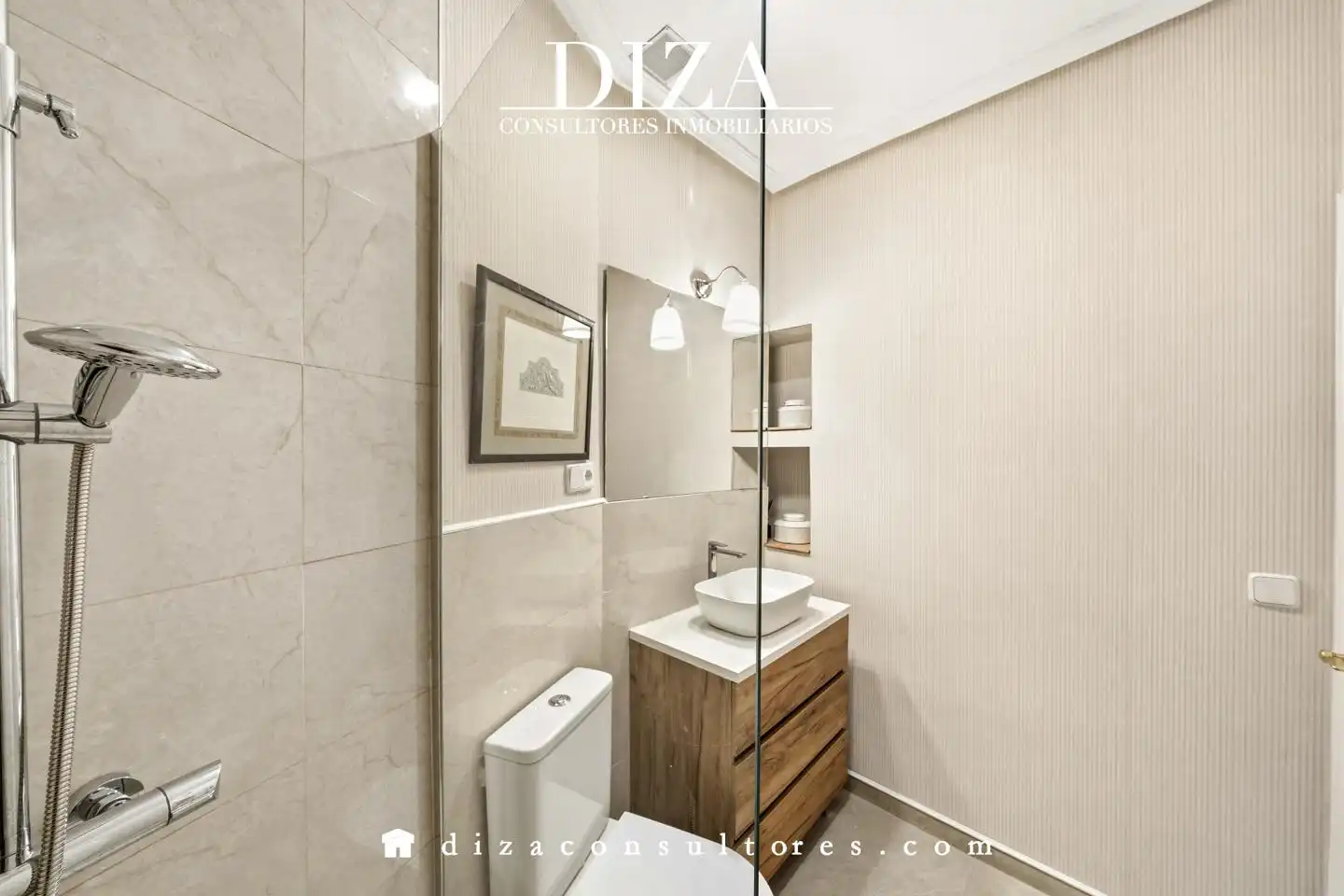 Bathroom of Flat for sale in Madrid  with Air Conditioner, Terrace and Furnished