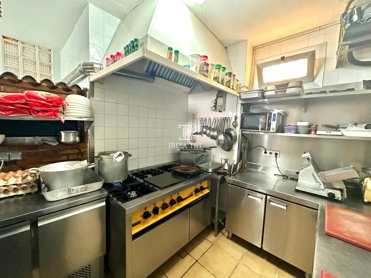 Cuina de Local en venda en Sant Antoni de Portmany amb Aire condicionat, Terrassa i Moblat