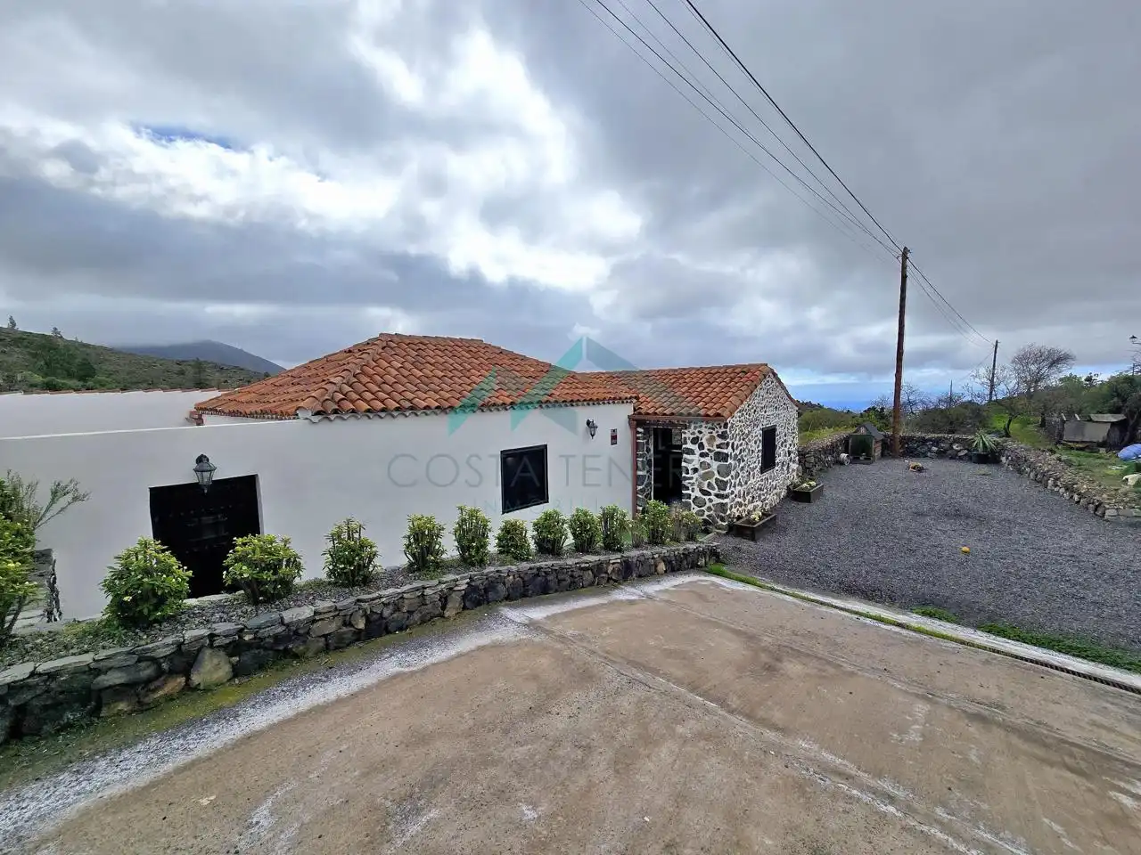 Vista exterior de Finca rústica en venda en Guía de Isora amb Jardí privat i Moblat