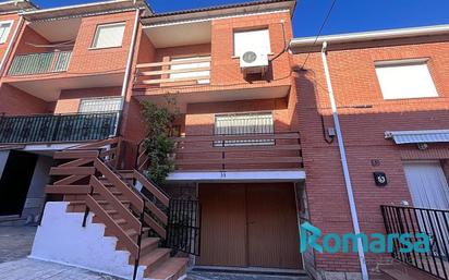 Vista exterior de Casa o xalet en venda en El Hoyo de Pinares  amb Aire condicionat, Terrassa i Balcó