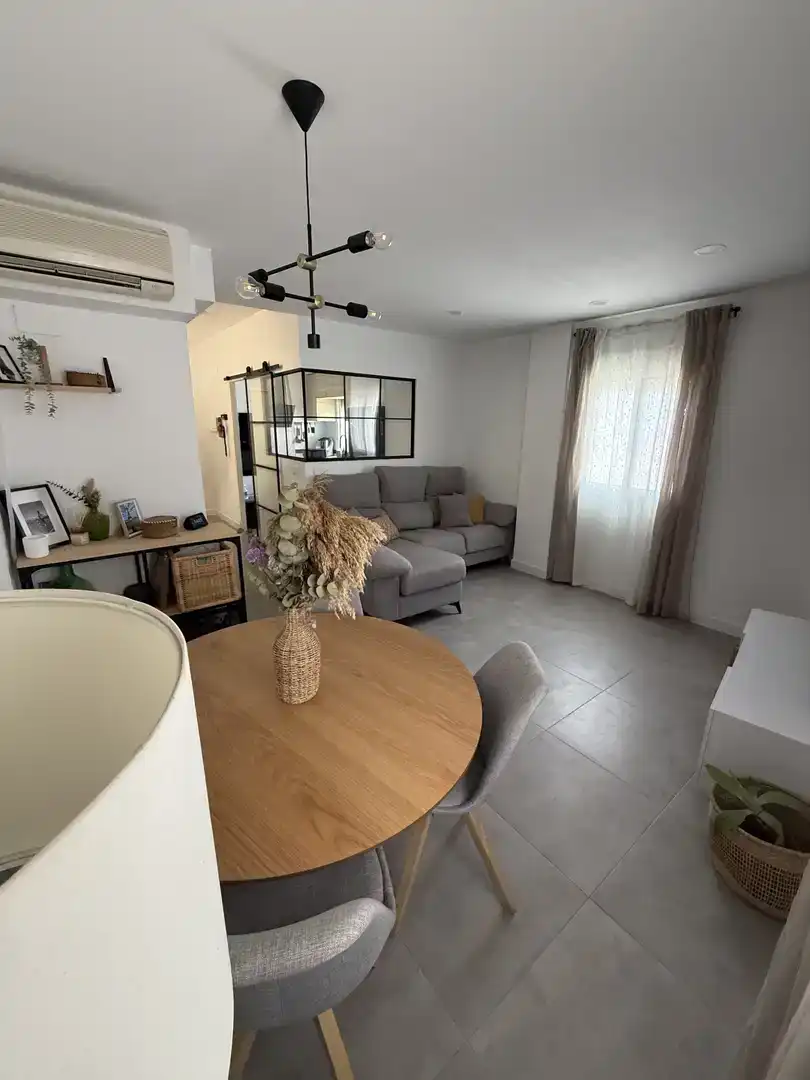 Wohnzimmer von Einfamilien-Reihenhaus zum Verkauf in Utrera mit Klimaanlage