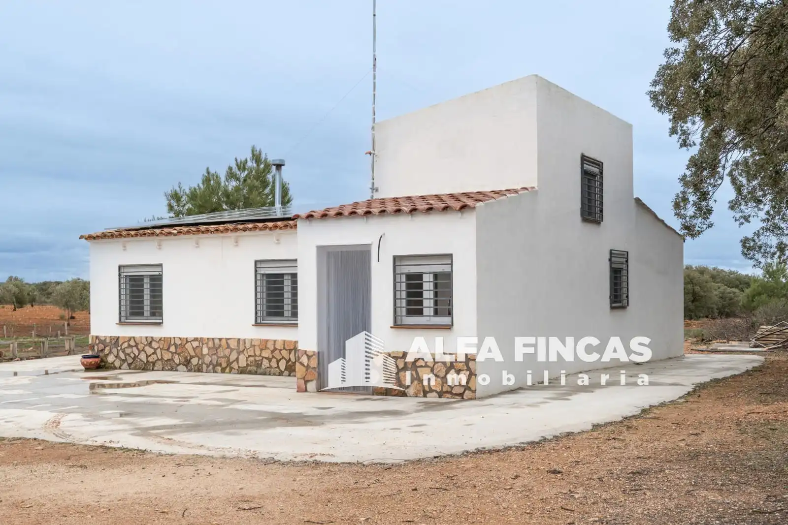 Vista exterior de Casa o xalet en venda en Villarrobledo amb Aire condicionat, Calefacció i Jardí privat