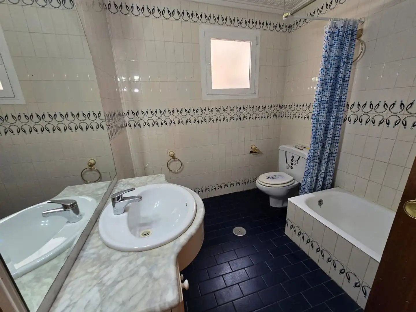 Baño de Piso en venta en Salinas con Aire acondicionado y Internet