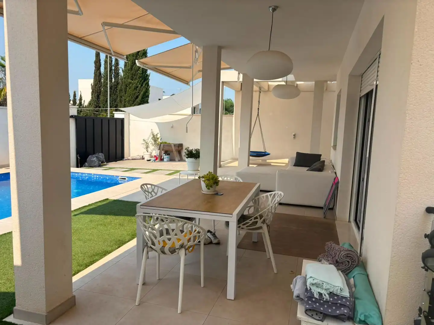Casa aparellada amb terrassa en venda a La Conarda